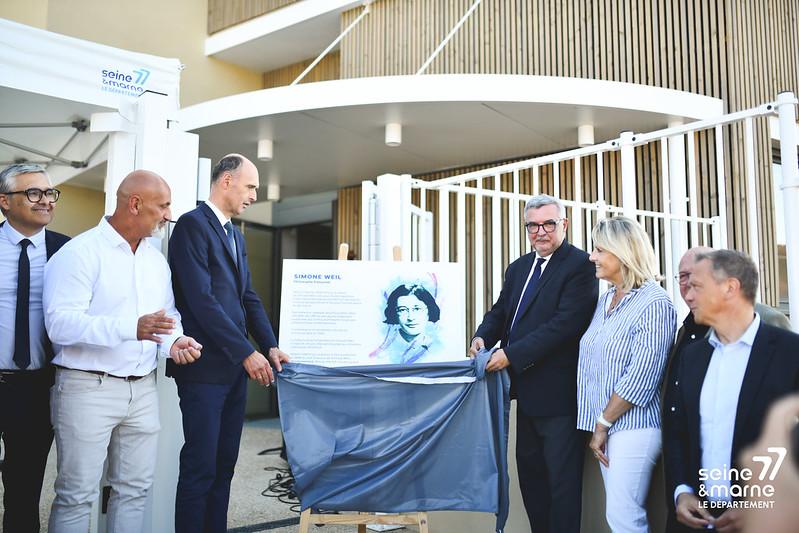 Les élus départementaux dévoilent la plaque.