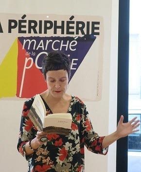 Poète lisant à voix haute