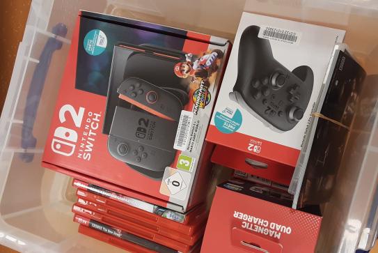 Malle plastique contenant la console switch2, des manettes, un chargeur et des jeux.